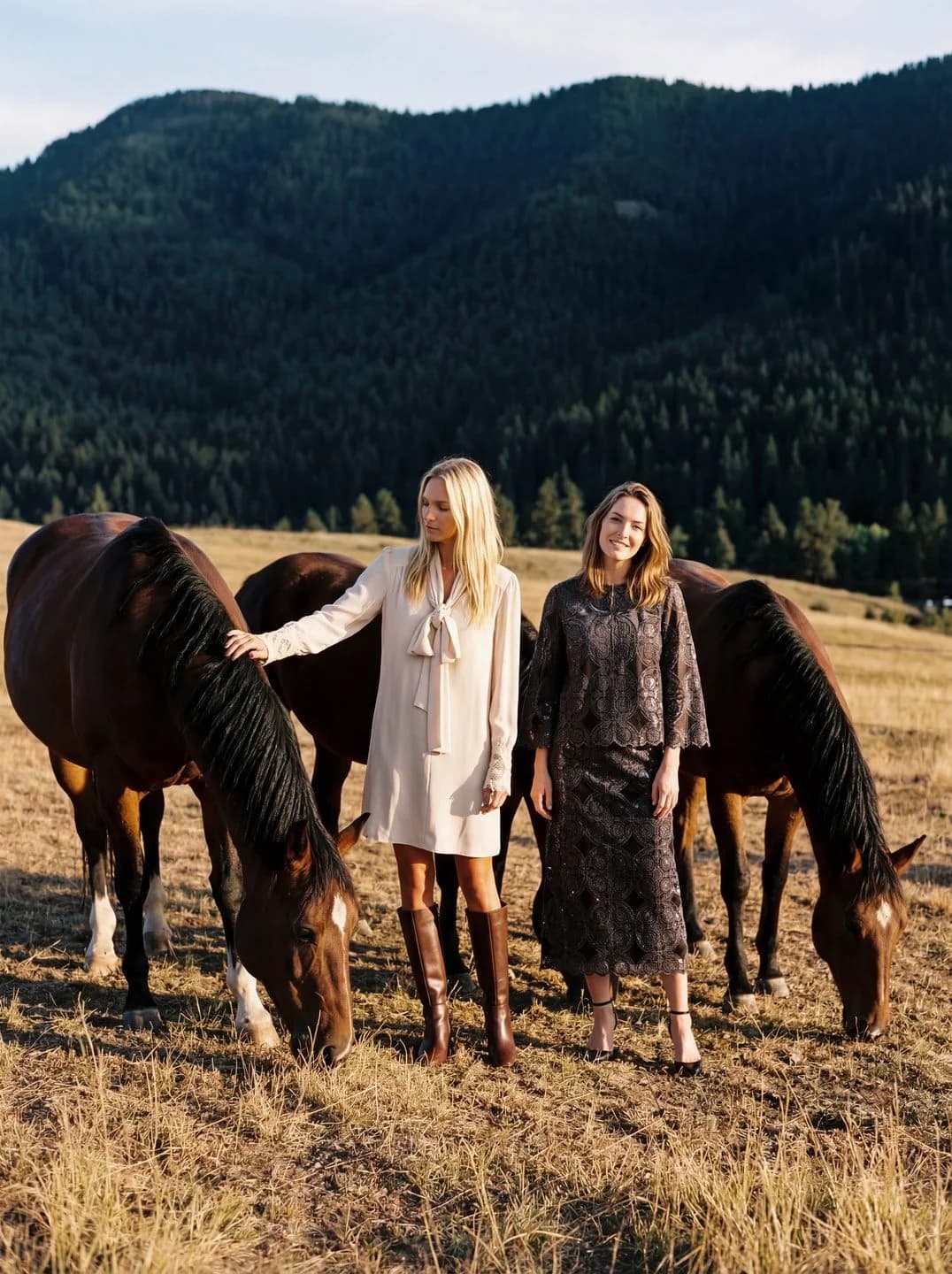 Cartolina: Three fashion looks alongside horses in a mountain meadow.