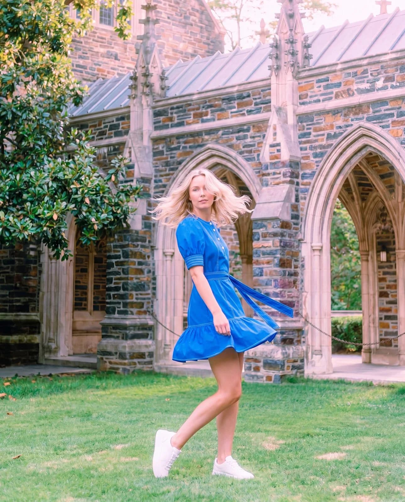 Cartolina: A blue dress on a college campus.